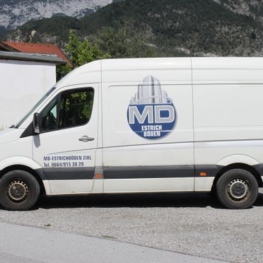 Ein Firmenfahrzeug von der Seite