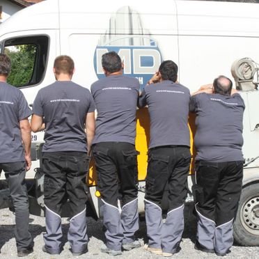 Die Männer von Md Estrichböden sind bereit für die Arbeit mit dem Rücken zur Kamera stehend