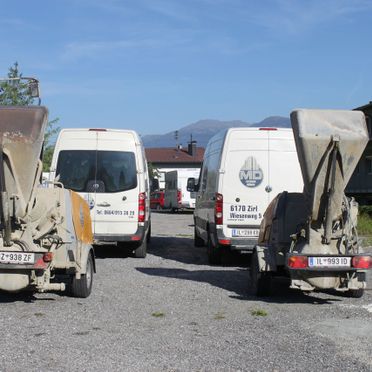 Unsere Firmenwagen mit entsprechenden Anhängern für die Arbeit
