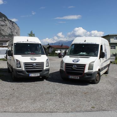 Zwei Firmenwagen von vorne