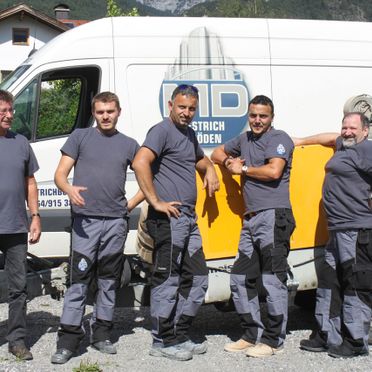 Die Männer von Md Estrichböden sind bereit für die Arbeit