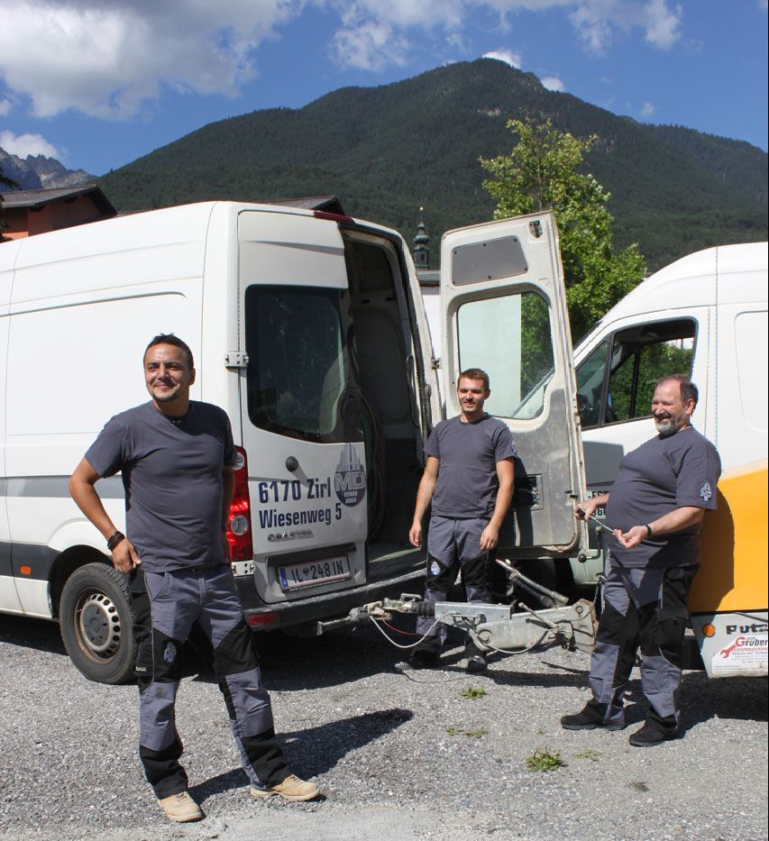 Das Team bereitet belädt den Transporter mit den nötigen Werkzeugen für den Einsatz