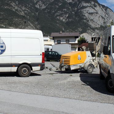 Zwei Firmenwagen, einer von vorne, einer von der Seite