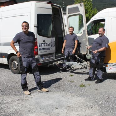 Unsere Mitarbeiter beim Beladen des Firmenfahrzeuges
